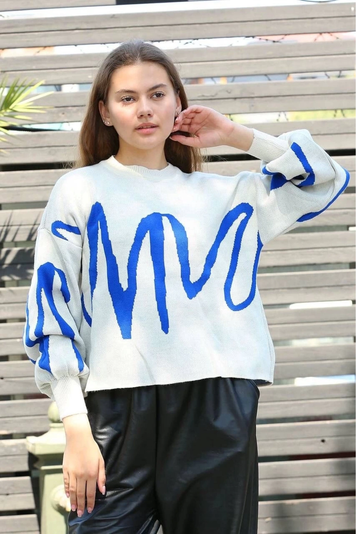 Mavi çizgili bisiklet yaka kazak beyaz