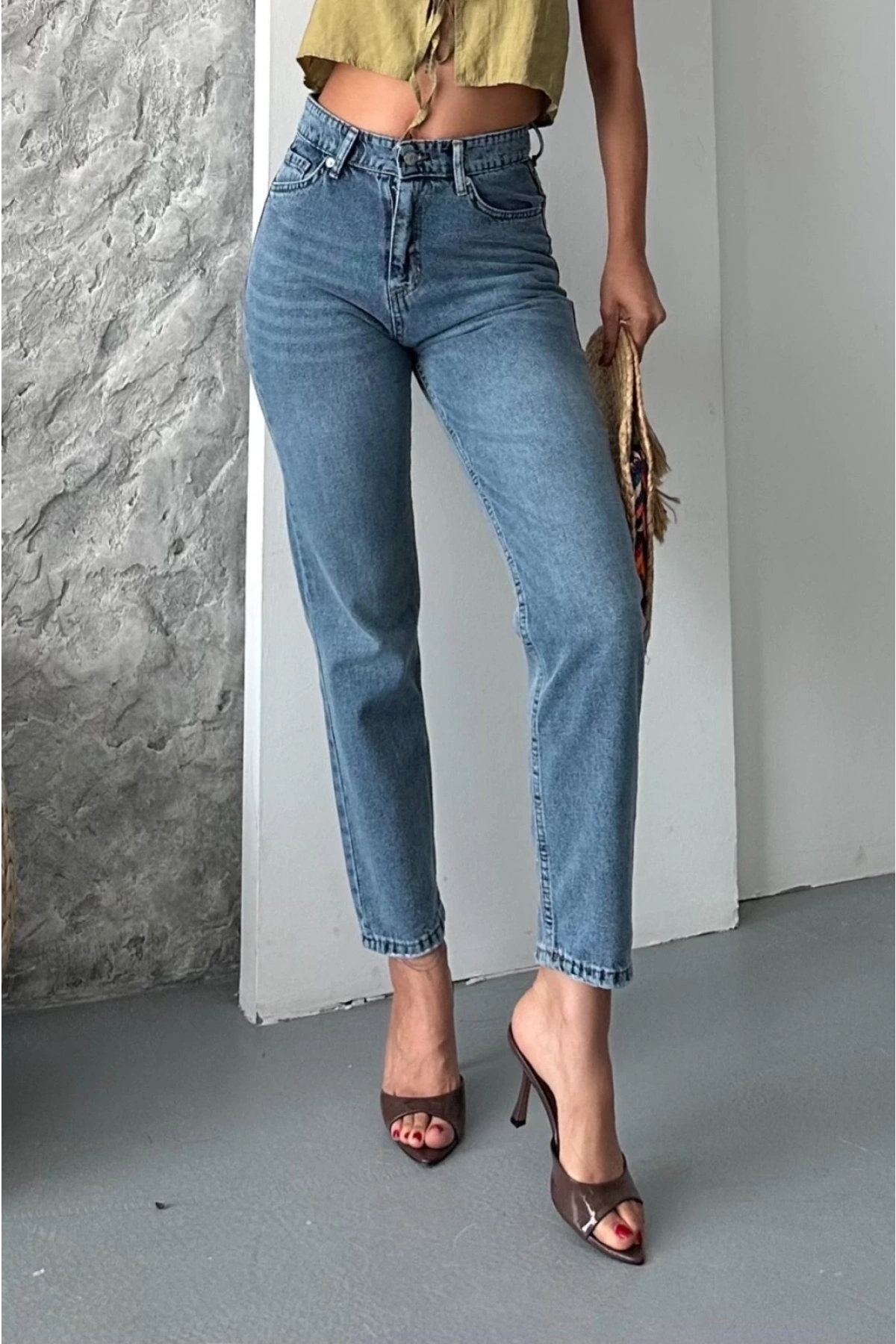 Mom fit kar yıkama bıyık detaylı jeans pantolon d2006