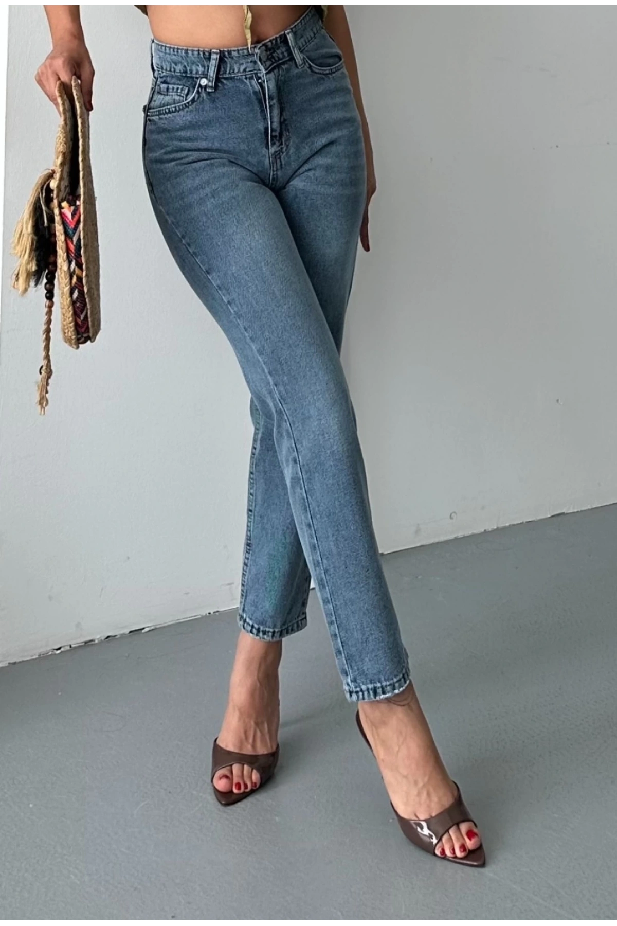 Mom fit kar yıkama bıyık detaylı jeans pantolon d2006