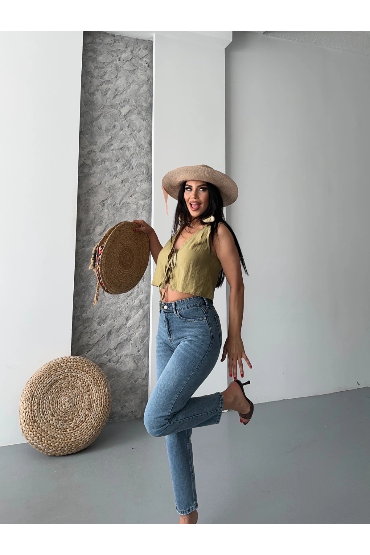 Mom fit kar yıkama bıyık detaylı jeans pantolon d2006