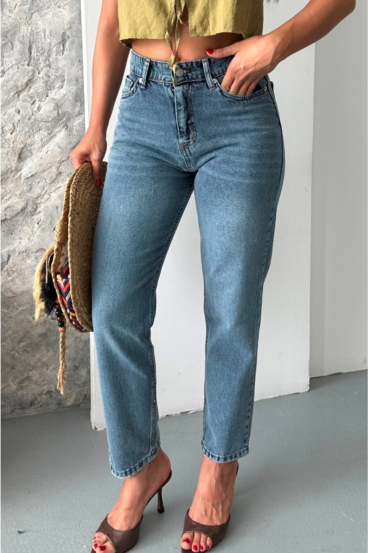 Mom fit kar yıkama bıyık detaylı jeans pantolon d2006