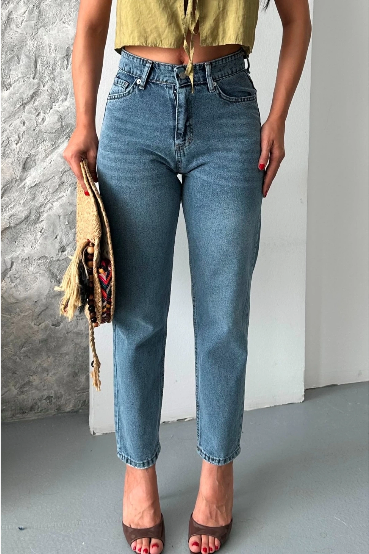 Mom fit kar yıkama bıyık detaylı jeans pantolon d2006