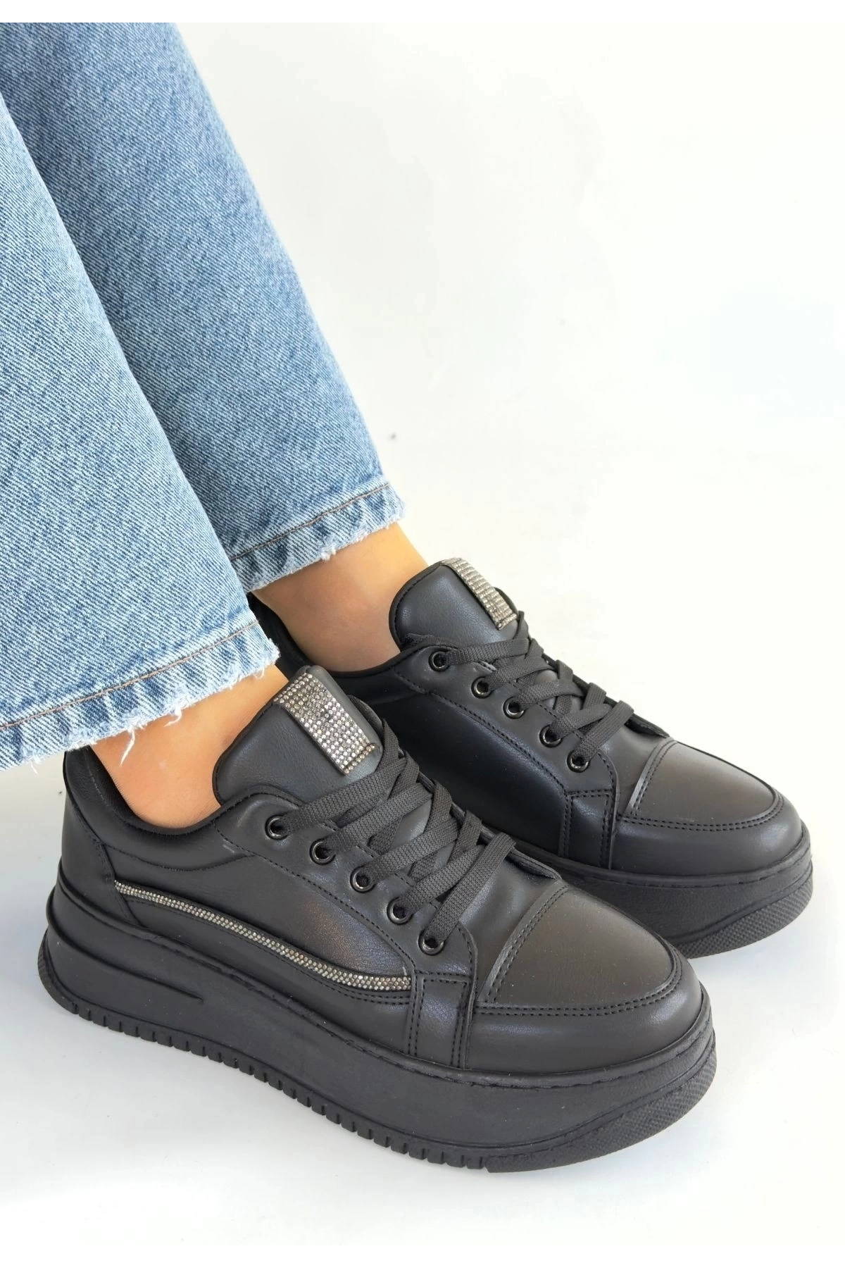 Natte Siyah Cilt Bağcıklı Spor Ayakkabı