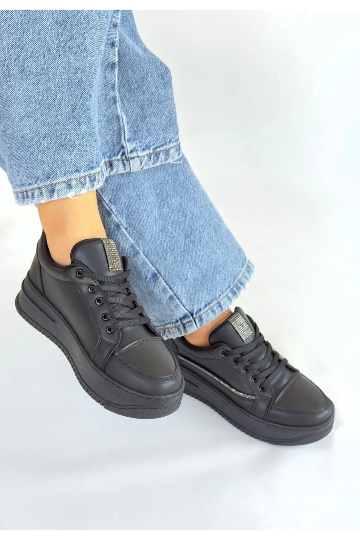 Natte Siyah Cilt Bağcıklı Spor Ayakkabı