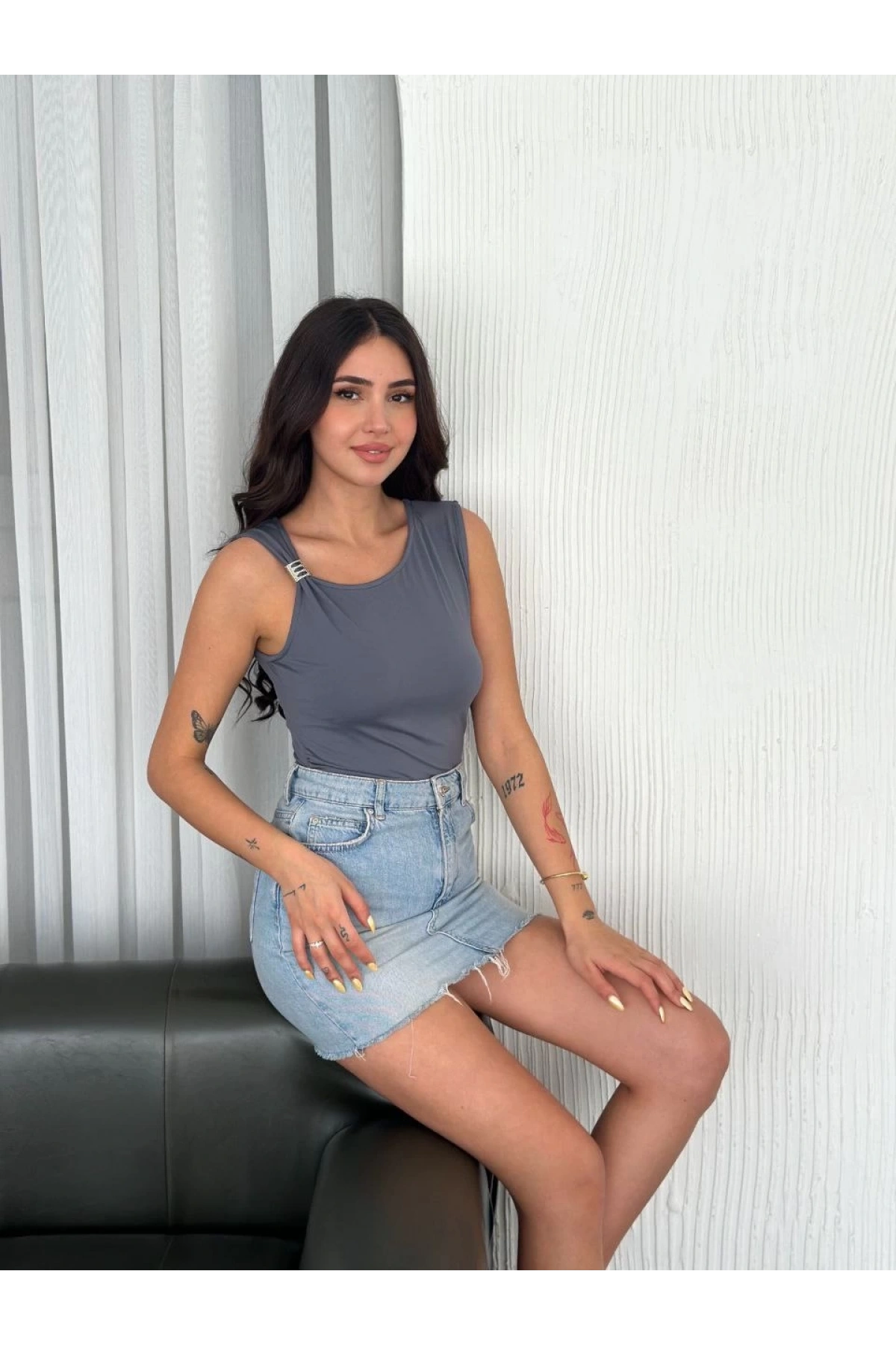 Osy Modal Yumuşak Dokulu Kumaş Bisiklet Yaka Kadın Sıfır Kol Bluz Omuz Toka Aksesuar Detaylı - Antrasit