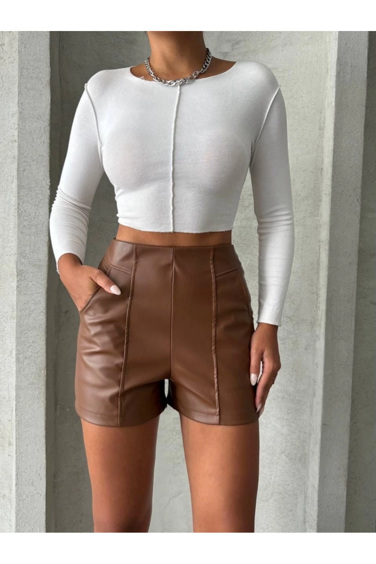 Parçalı cepli deri şort taba w26312