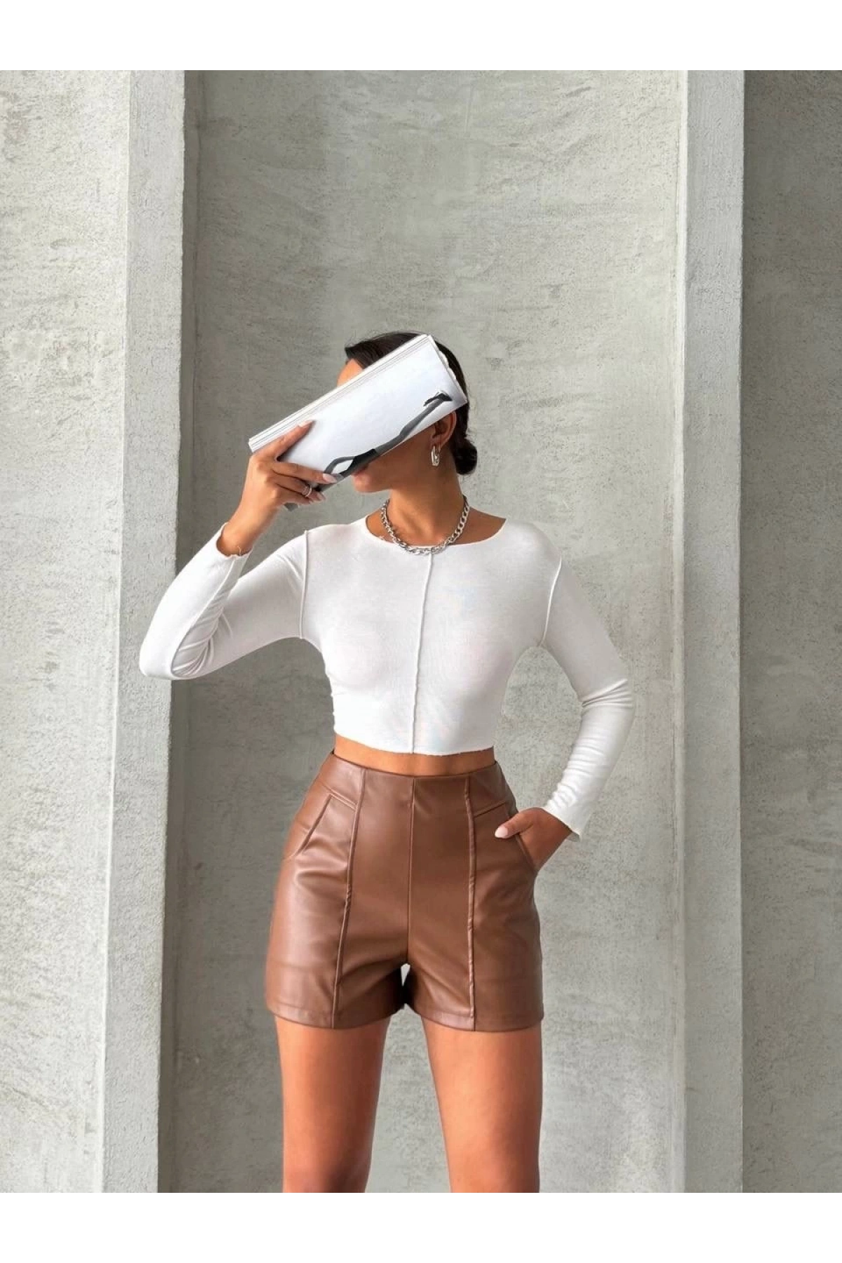 Parçalı cepli deri şort taba w26312