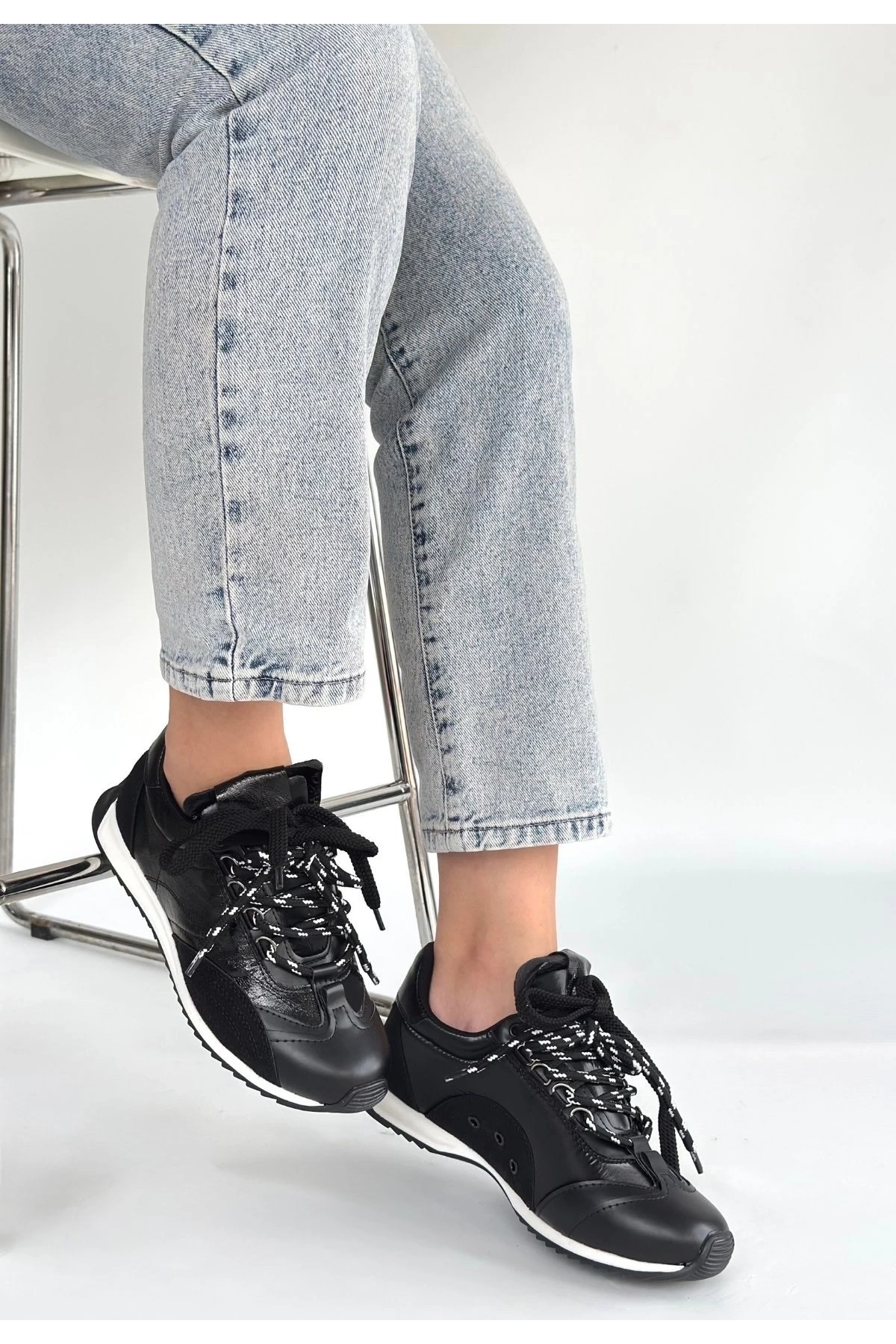 Ranu Siyah Cilt Paraşüt Detaylı Bağcıklı Spor Ayakkabı