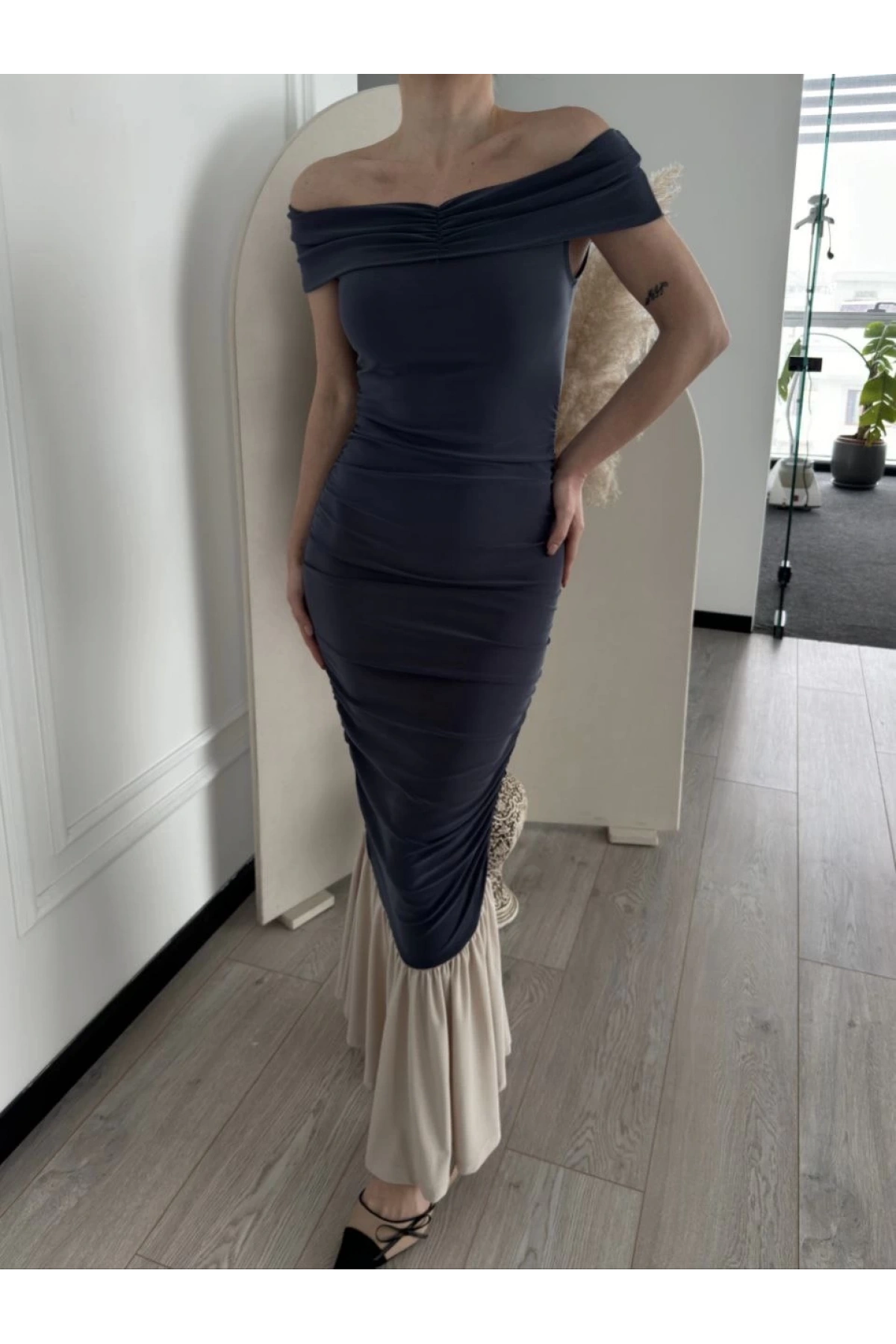 Striptiz Omuzlu Uzun Elbise- Füme