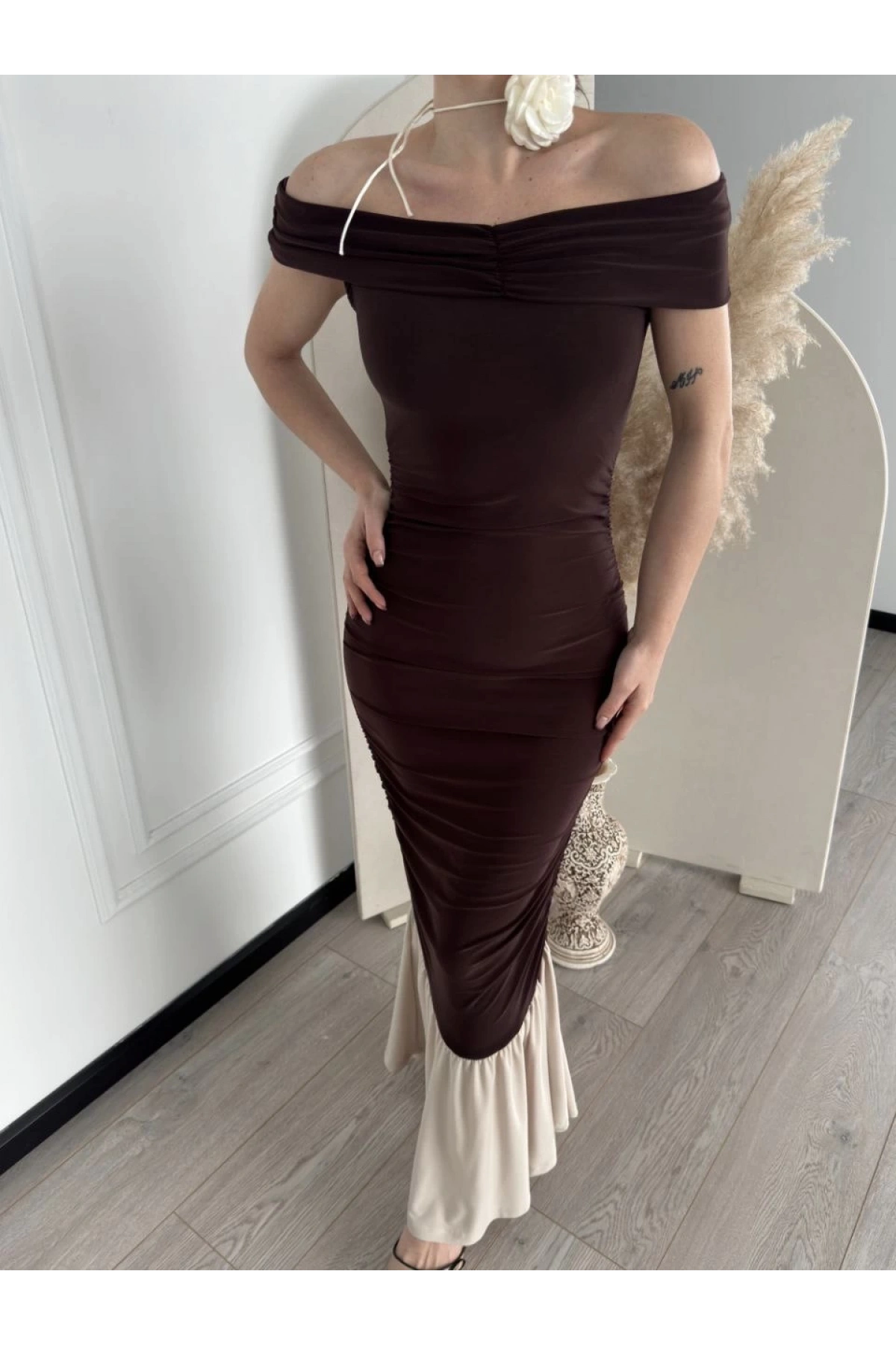 Striptiz Omuzlu Uzun Elbise- Kahve