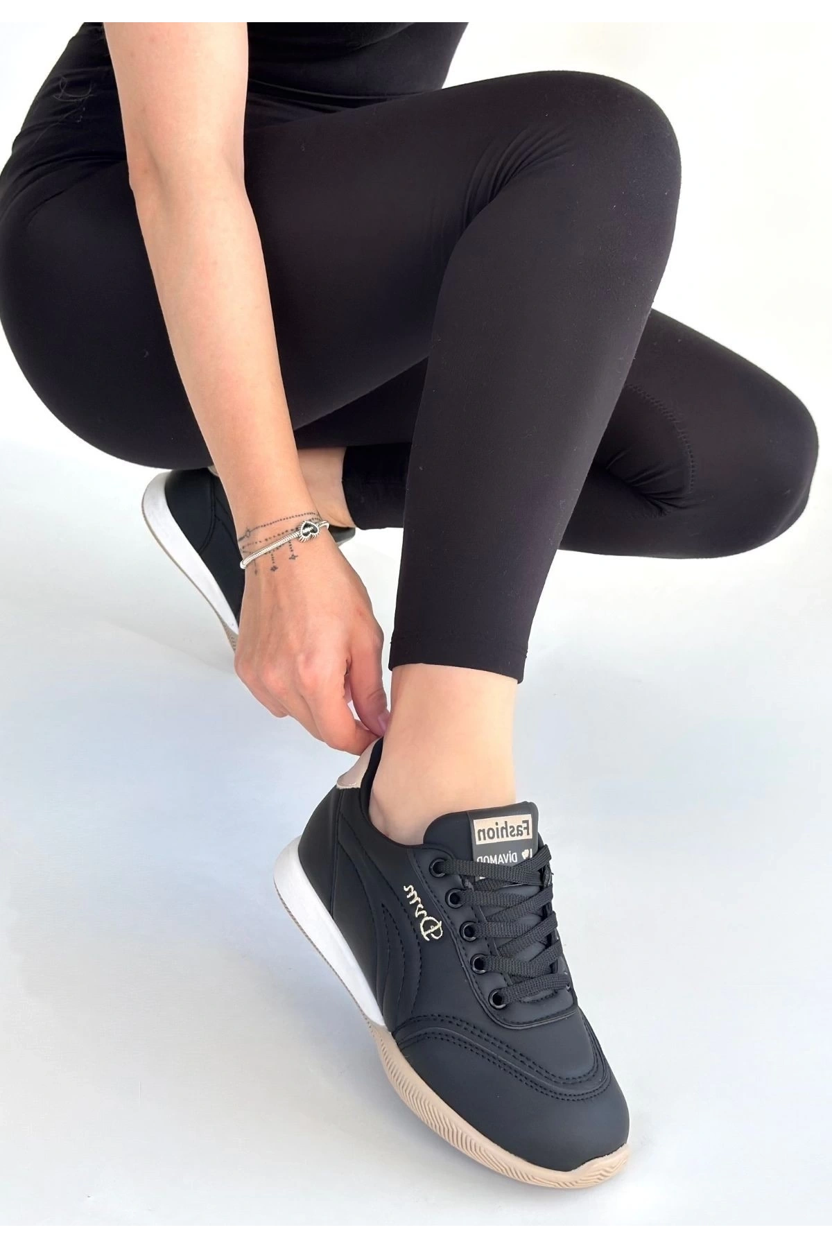 Tawen Siyah Cilt Bej Tabanlı Bağcıklı Spor Ayakkabı