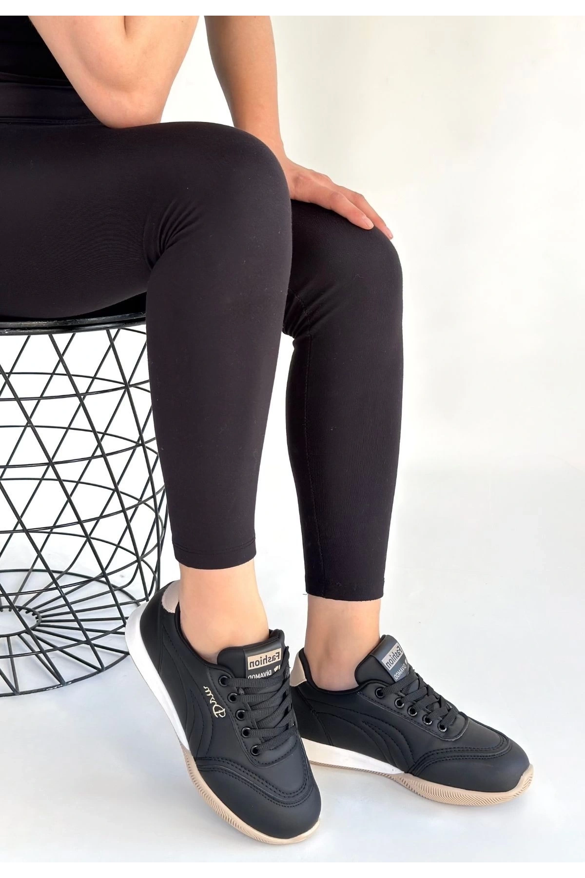 Tawen Siyah Cilt Bej Tabanlı Bağcıklı Spor Ayakkabı