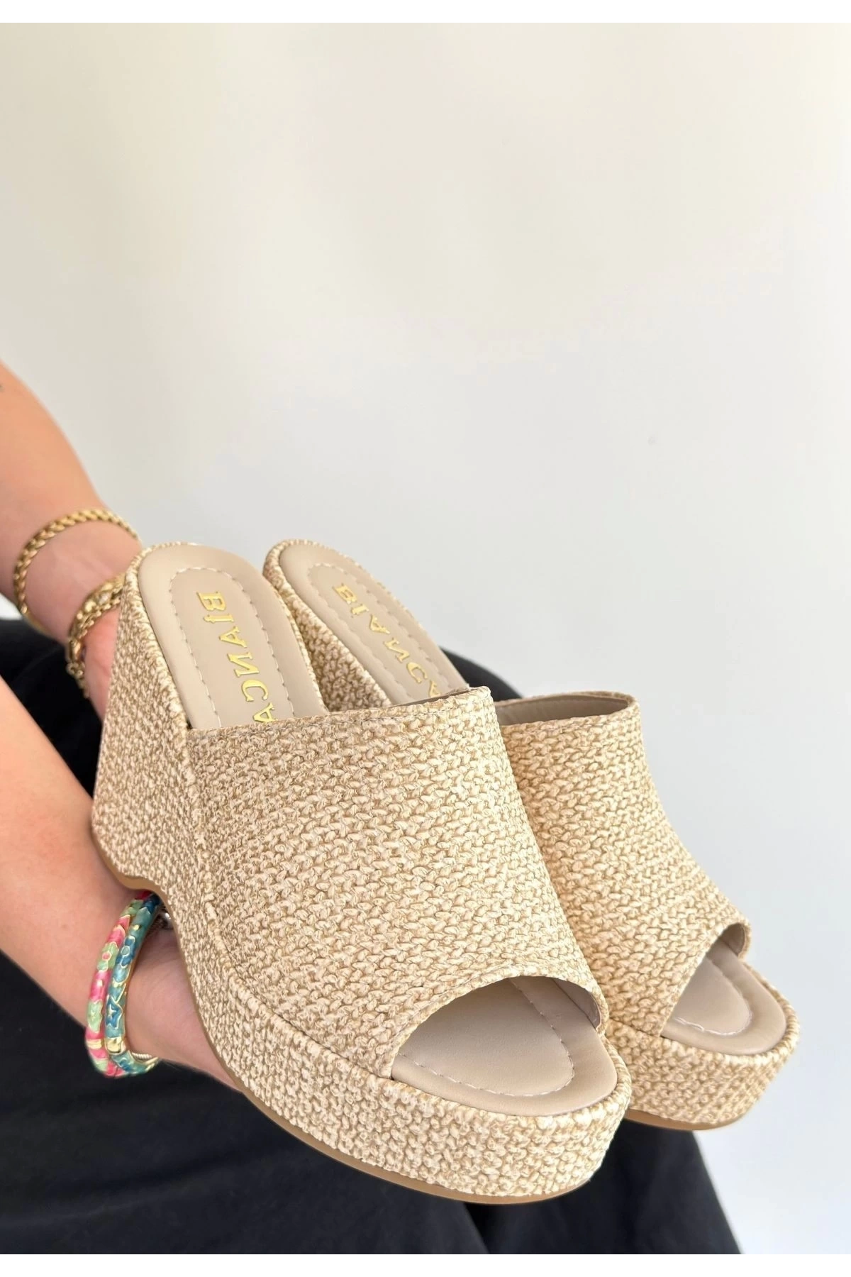 Tlay Bej Hasır Dokumalı Dolgu Topuk Terlik