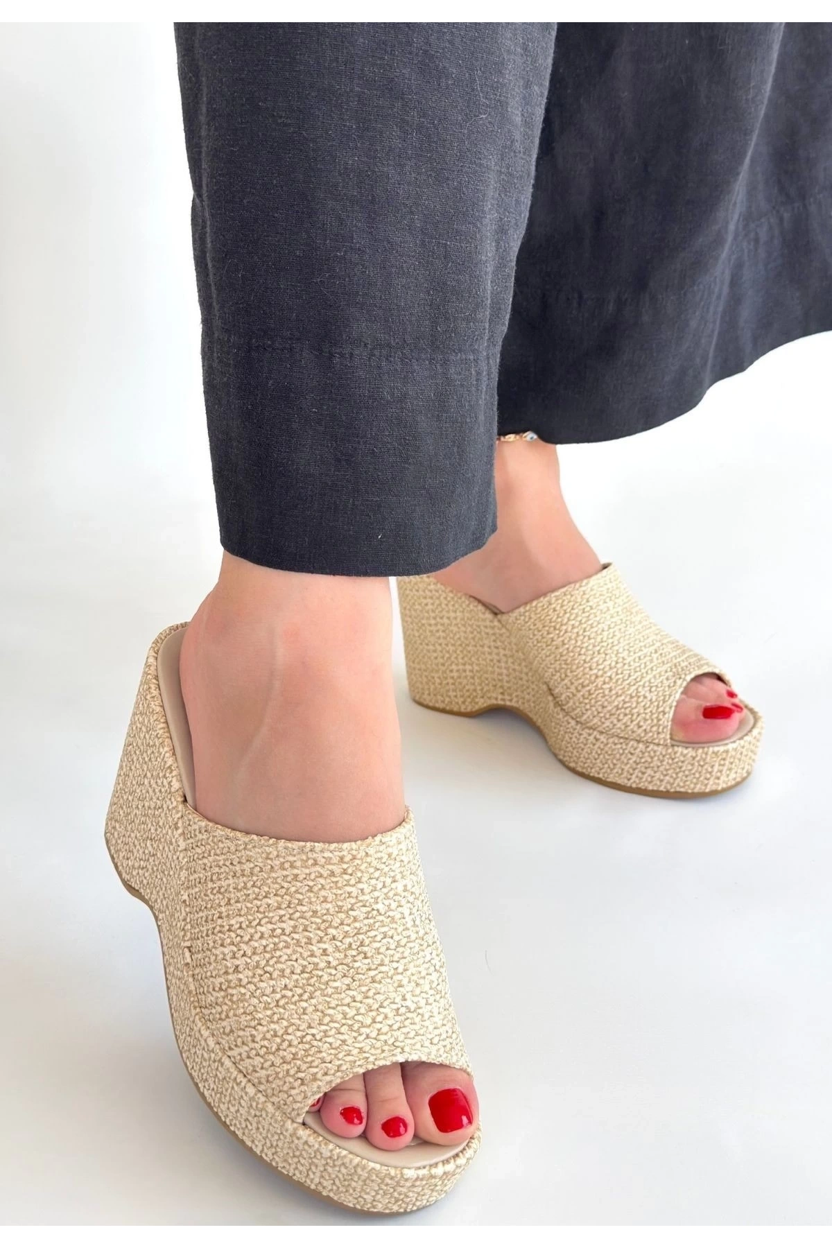 Tlay Bej Hasır Dokumalı Dolgu Topuk Terlik