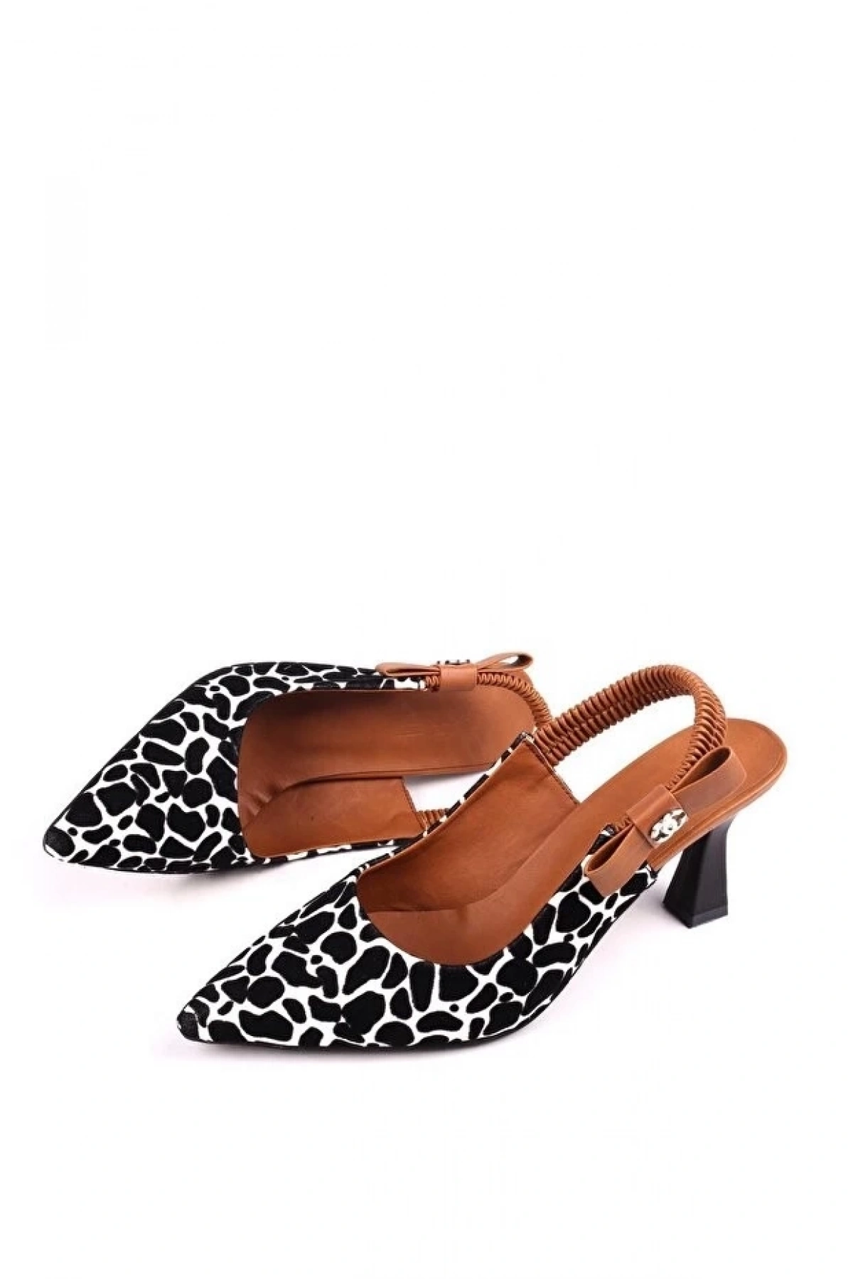 Toran Beyaz Rugan Siyah Süet Detaylı Topuklu Ayakkabı