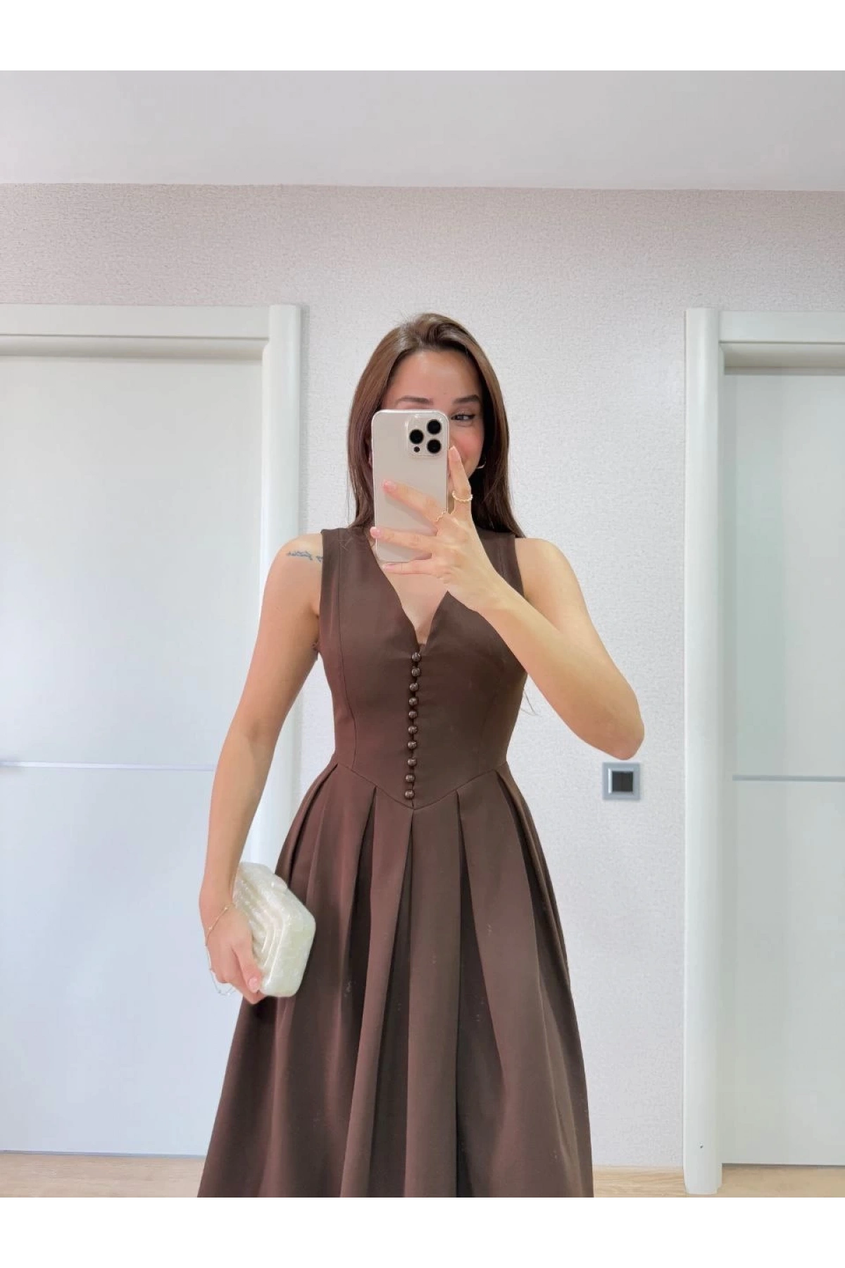 V yaka Krep Arka Ön Pens Detaylı Uzun Kolsuz Elbise- Kahverengi