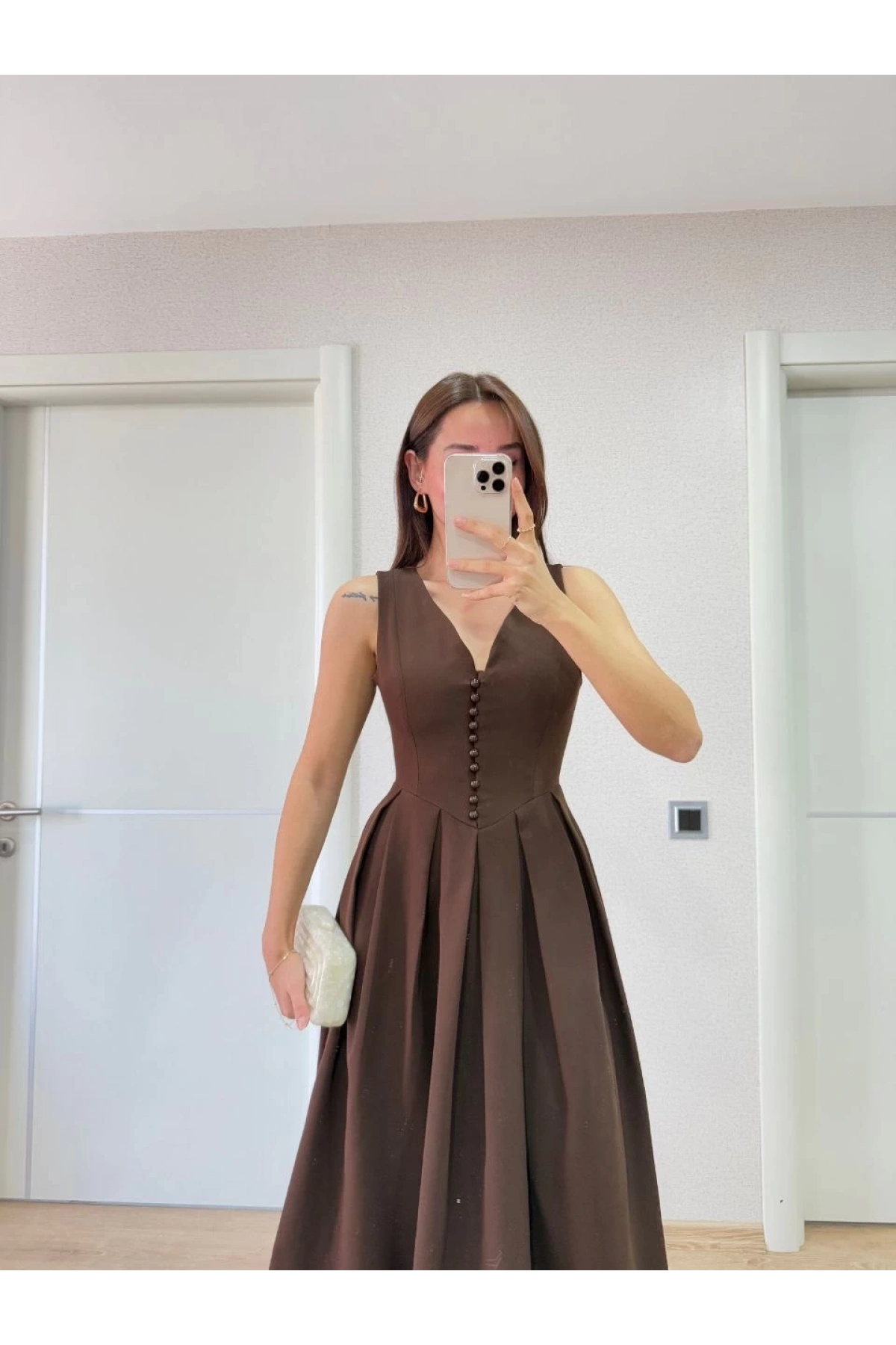 V yaka Krep Arka Ön Pens Detaylı Uzun Kolsuz Elbise- Kahverengi