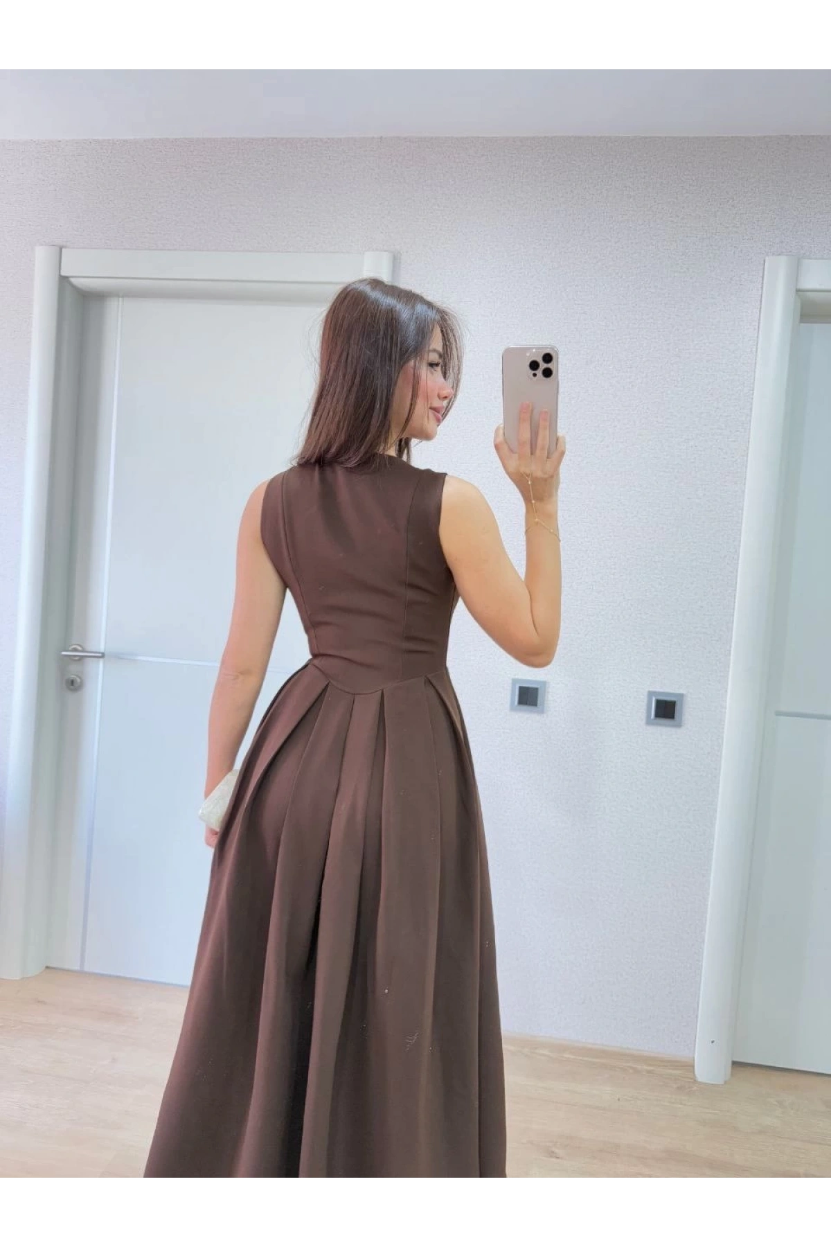 V yaka Krep Arka Ön Pens Detaylı Uzun Kolsuz Elbise- Kahverengi