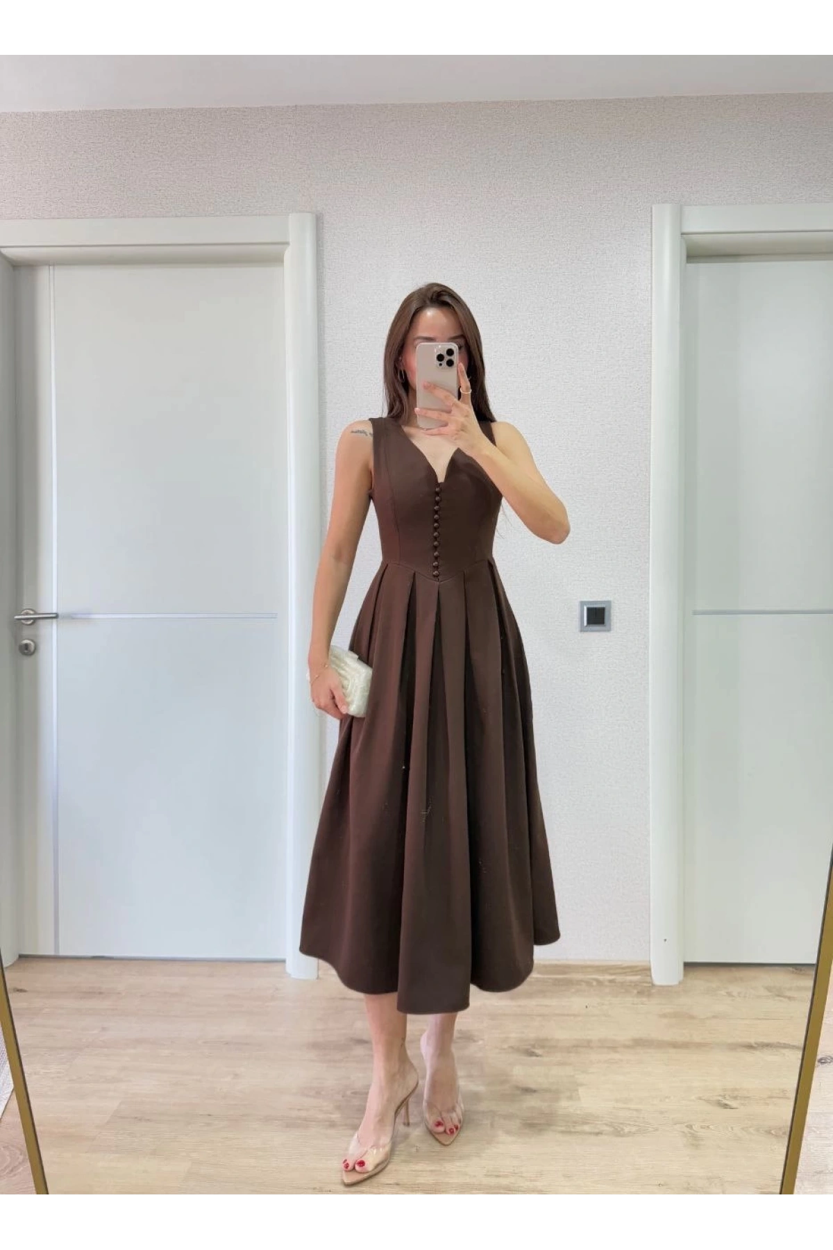 V yaka Krep Arka Ön Pens Detaylı Uzun Kolsuz Elbise- Kahverengi