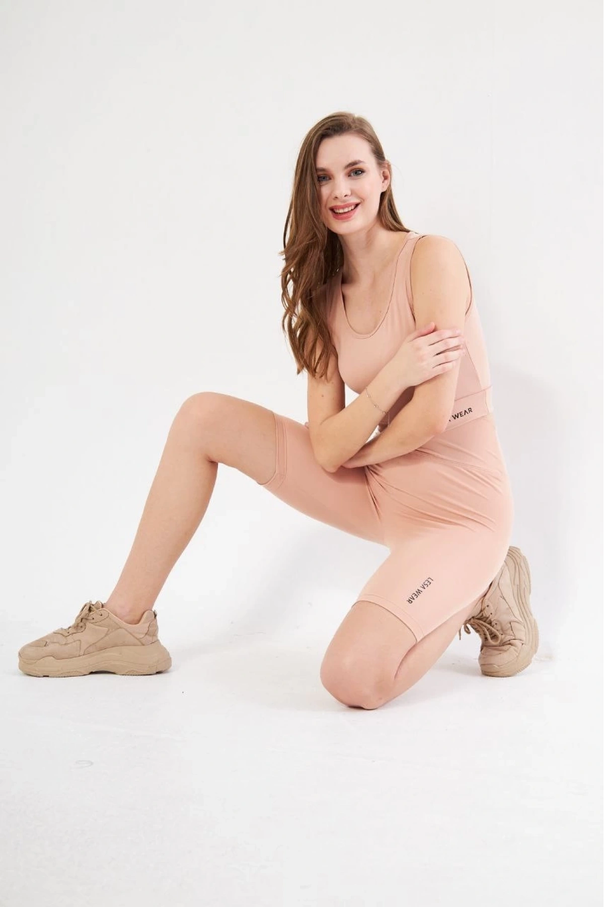 Rahat ve Şık: Yüksek Bel Dalgıç Crop’lu Biker Şort Takımı - Bej