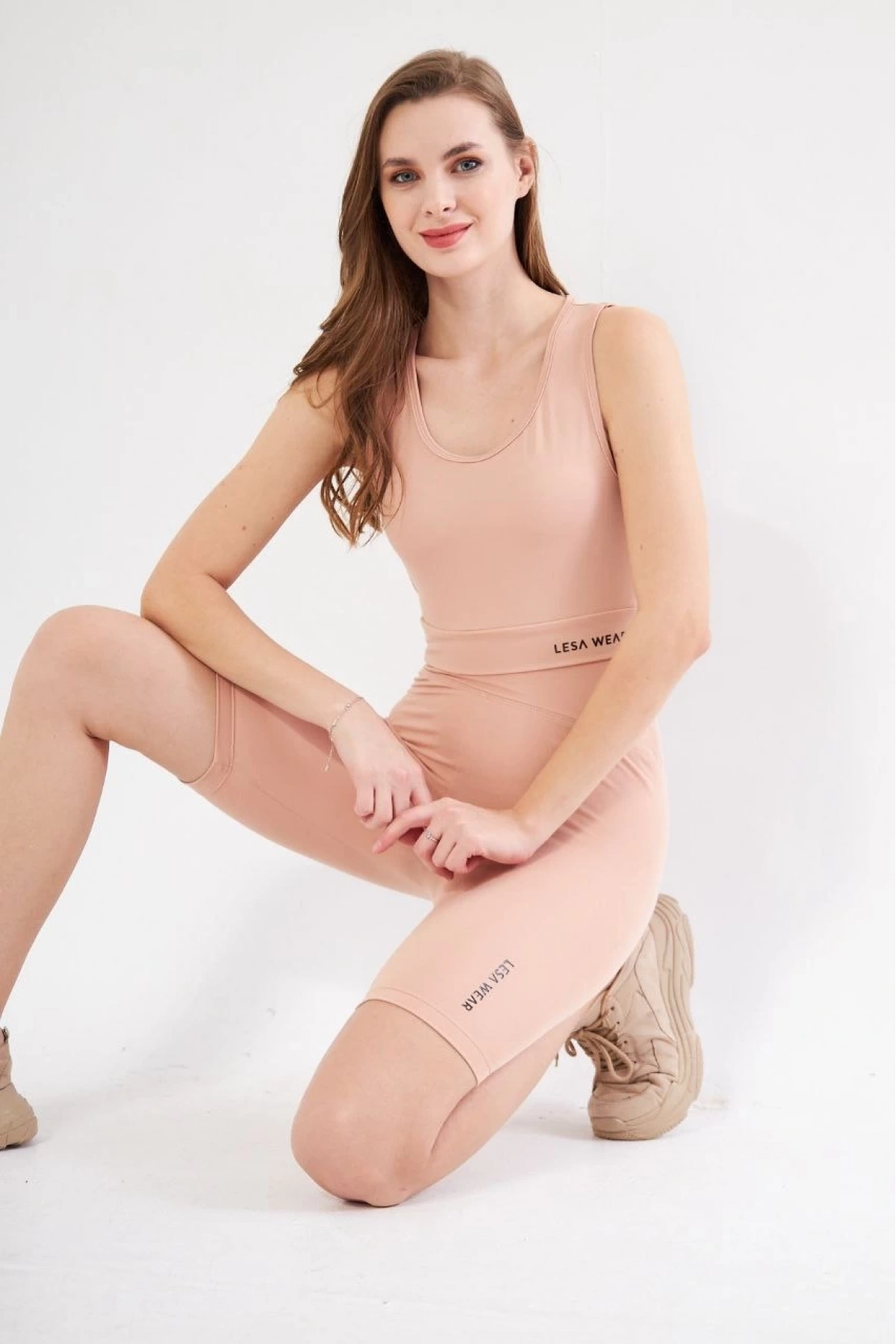 Rahat ve Şık: Yüksek Bel Dalgıç Crop’lu Biker Şort Takımı - Bej