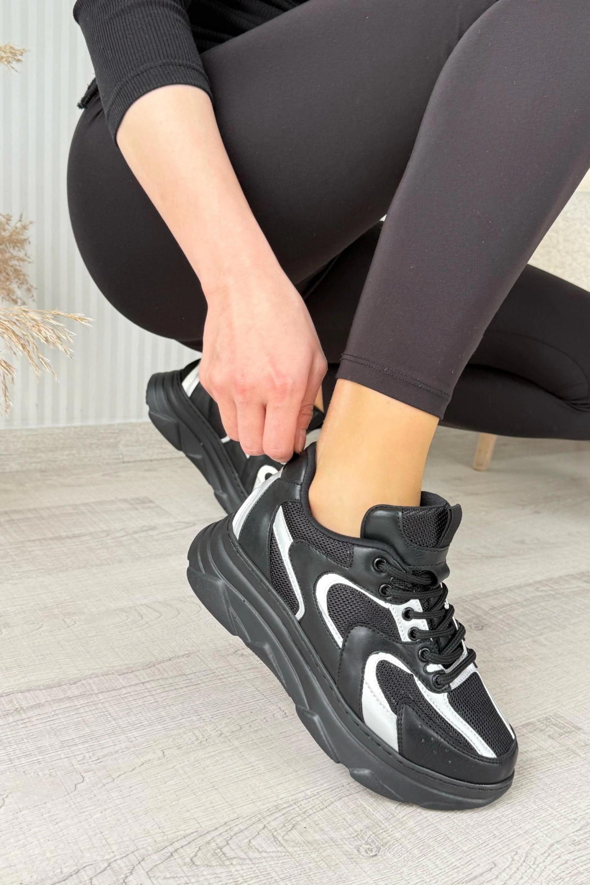 Cata Siyah Cilt Beyaz Detaylı Spor Ayakkabı