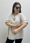 Kabartma Desenli Bej Rengi Müslin Bluz