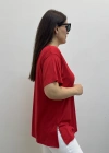 İki Yandan Yırtmaçlı V Yaka Kırmızı Basic Tişört
