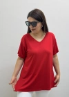 İki Yandan Yırtmaçlı V Yaka Kırmızı Basic Tişört