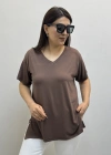 İki Yandan Yırtmaçlı V Yaka Kahverengi Basic Tişört