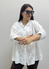Nakış İşlemeli Boydan Düğmeli Hakim Yaka Beyaz Renk İthal Gömlek