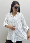 Nakış İşlemeli Boydan Düğmeli Hakim Yaka Beyaz Renk İthal Gömlek