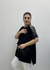 Deri Detaylı Taş Baskılı Büyük Süs Cepli Kısa Kol Siyah Bluz
