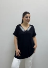Taş Baskılı V Yaka Yakası Taşlı Siyah Kısa Kol Bluz