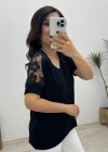 Kolda Tül Ve Nakış Detaylı Siyah Bluz