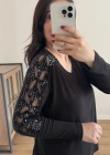 Kollarda Tül Ve Pul Detaylı Siyah Bluz