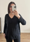 V Yaka Kabartma Desenli Siyah İthal Bluz