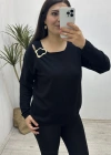 Yaka Aksesuarlı Siyah Triko Bluz