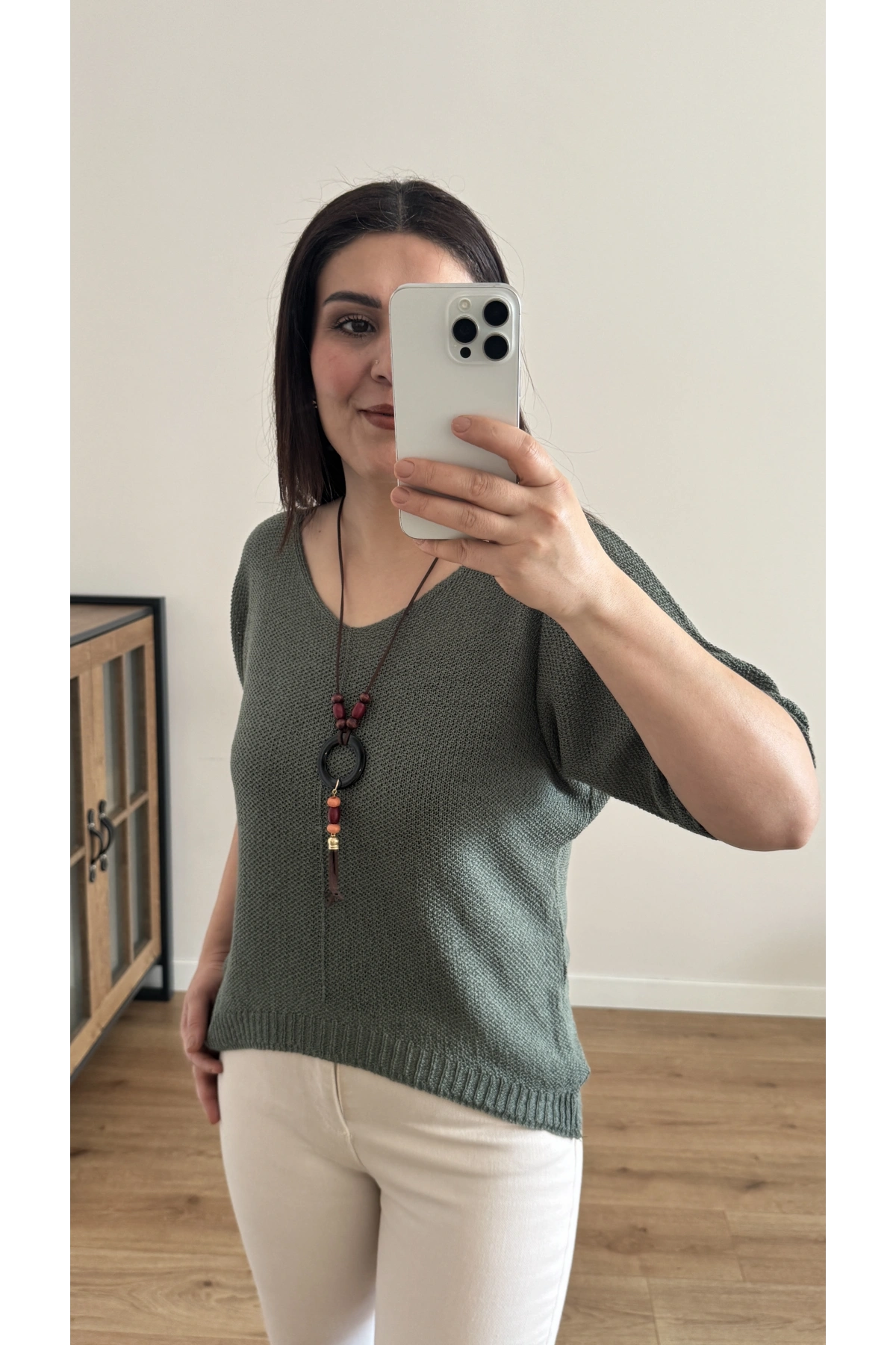 V Yaka Haki Yeşil Kolyeli İthal Bluz