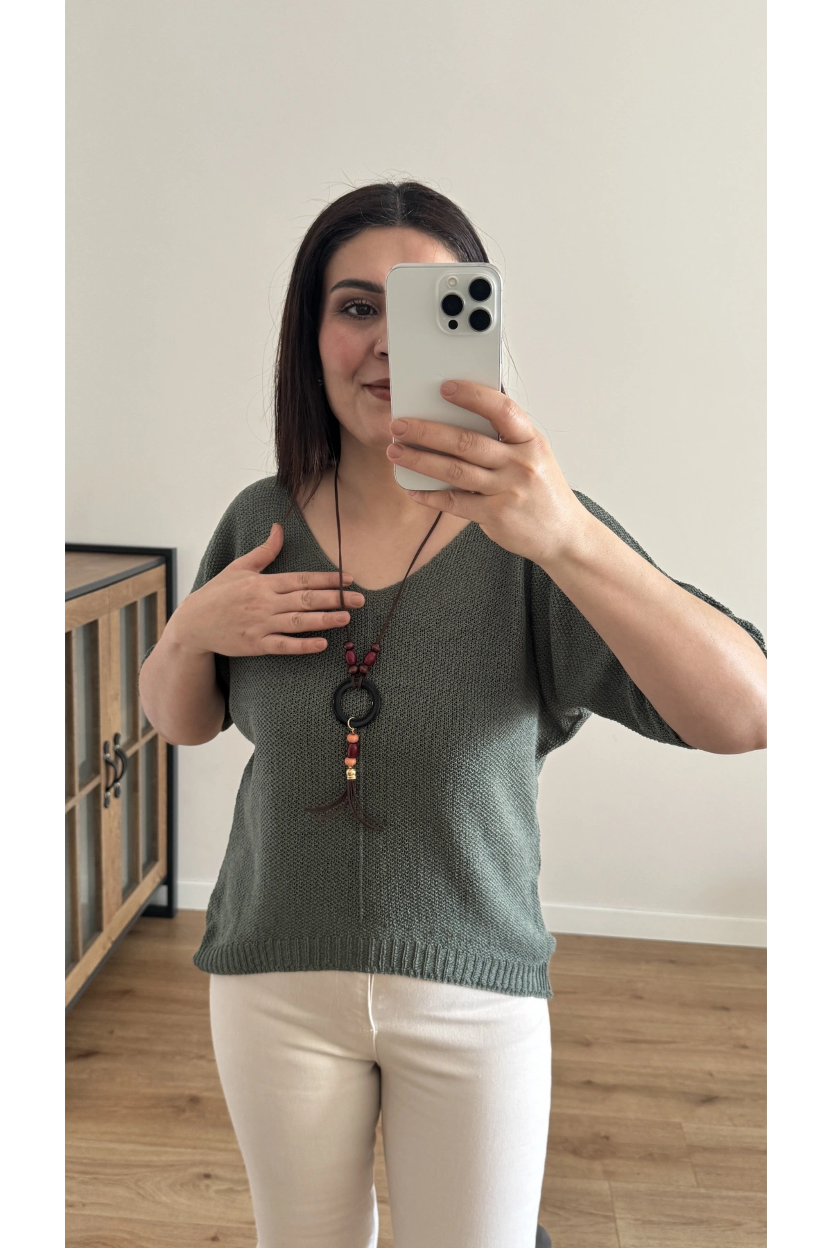 V Yaka Haki Yeşil Kolyeli İthal Bluz