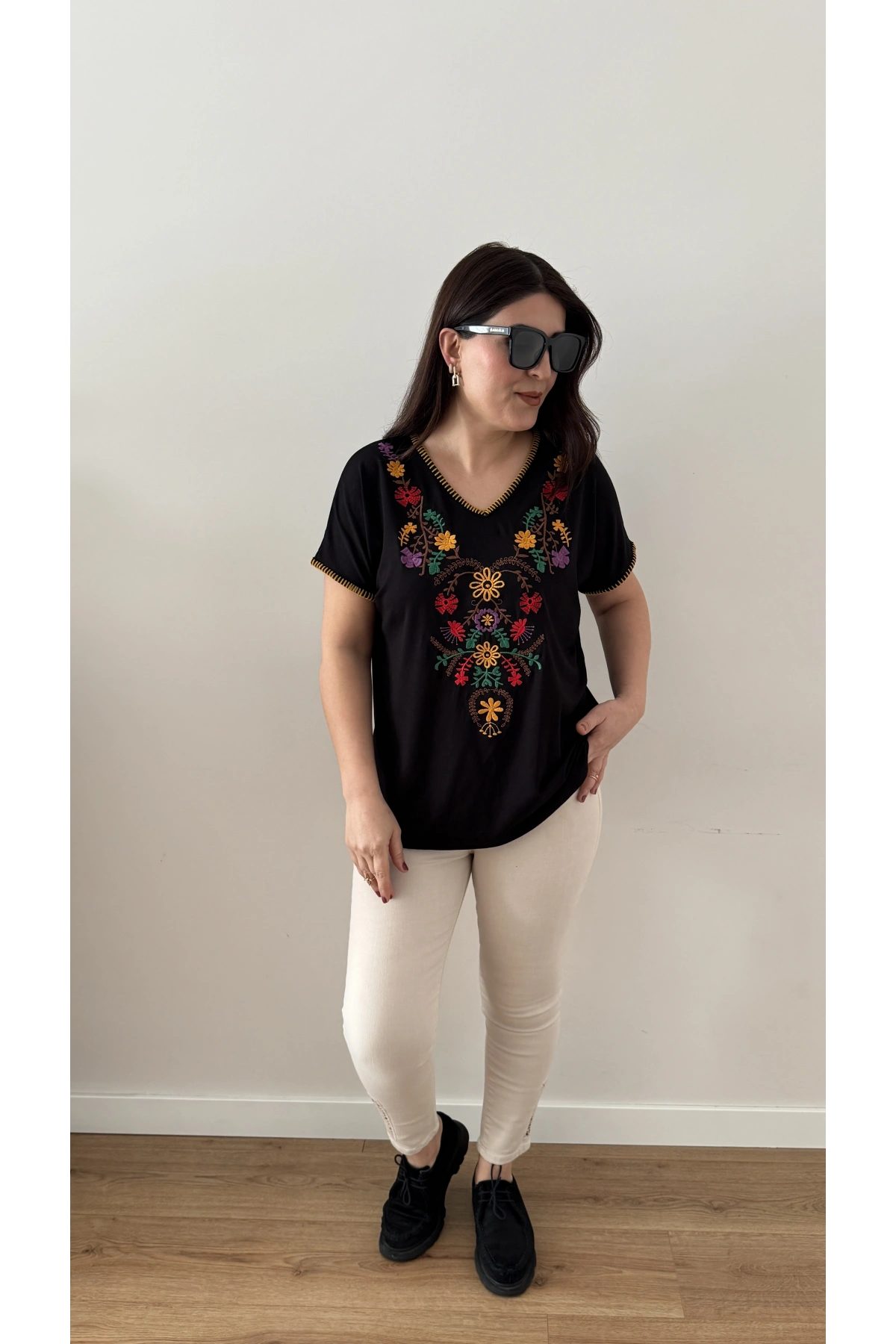 Nakış Detaylı V Yaka Bluz