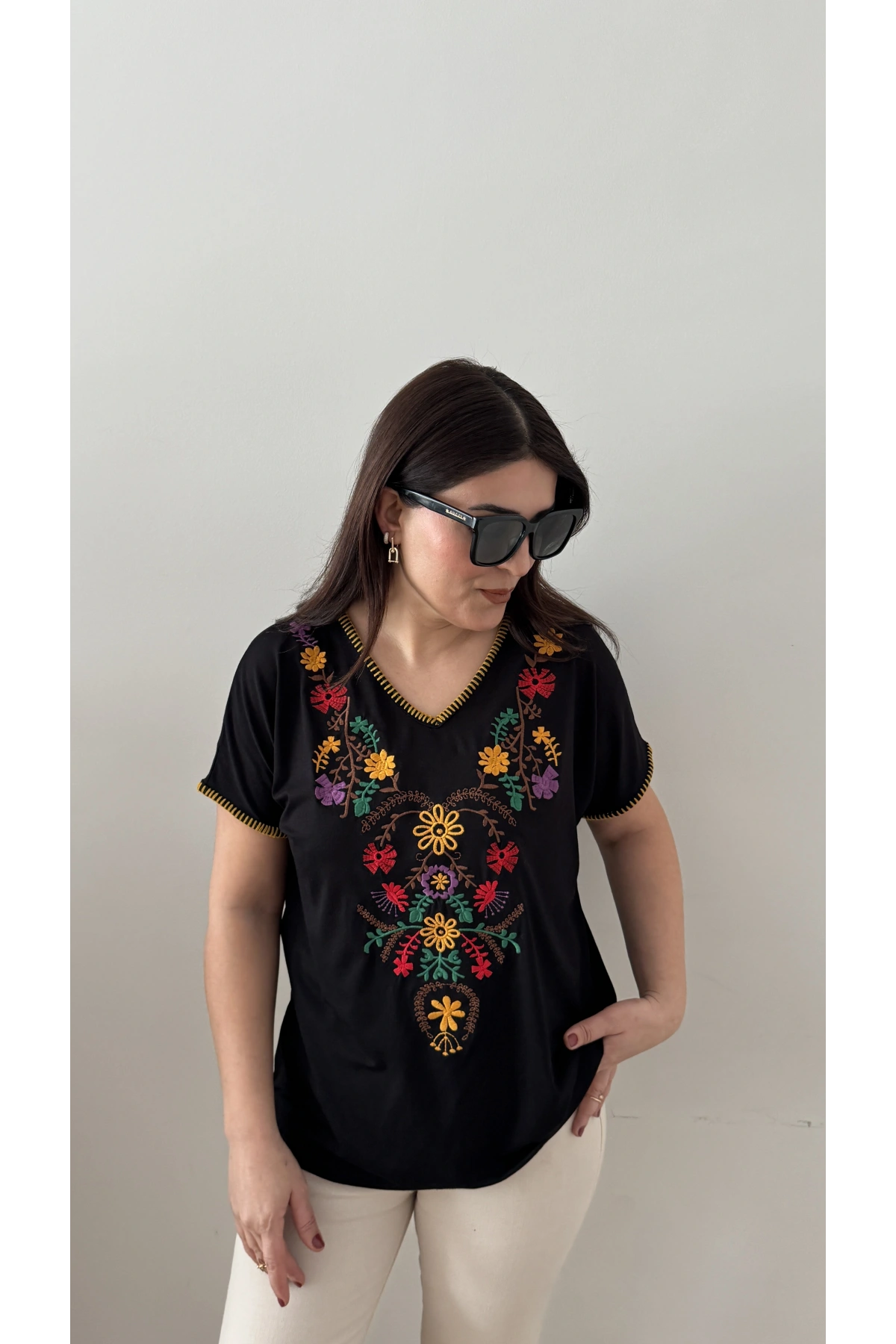 Nakış Detaylı V Yaka Bluz