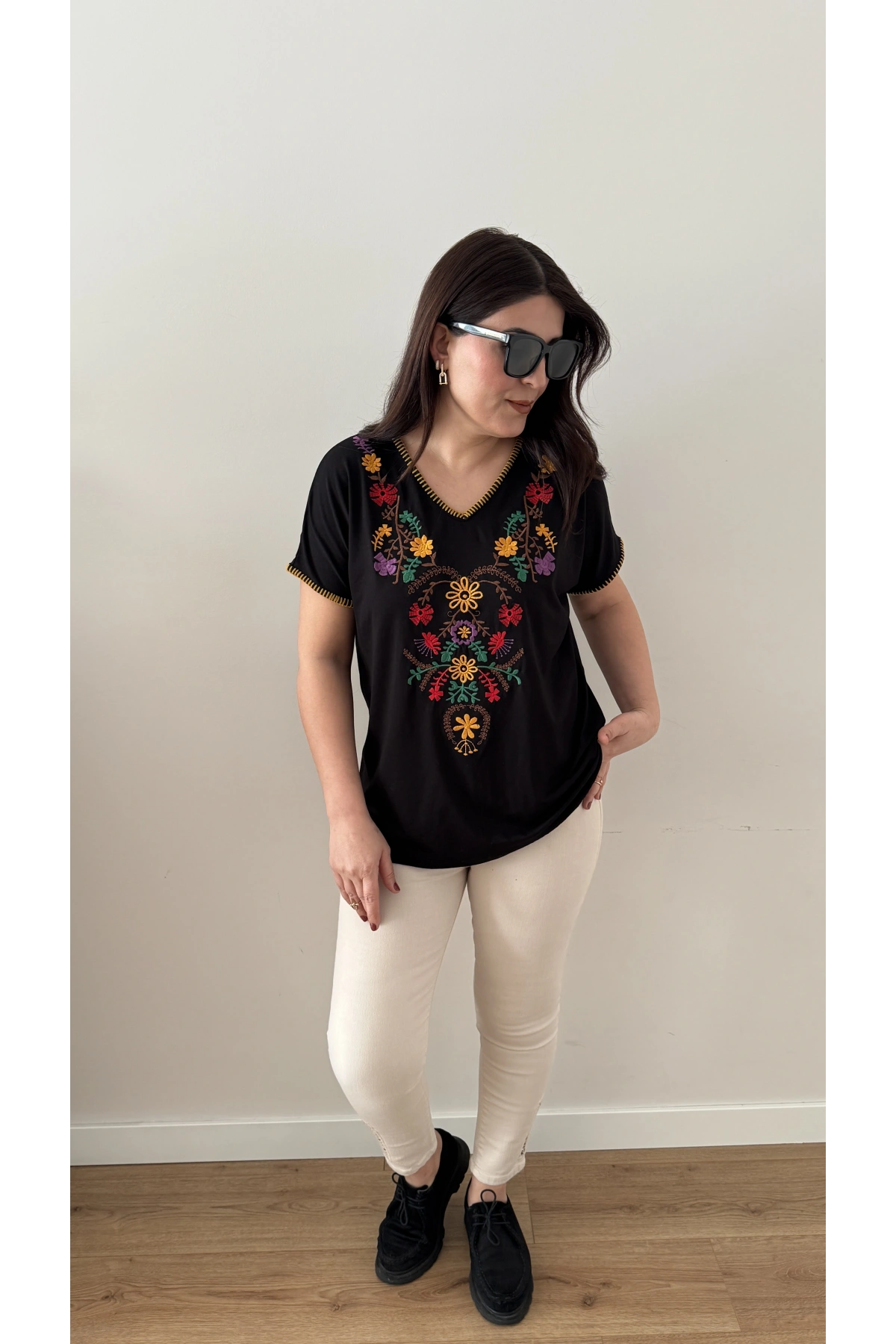 Nakış Detaylı V Yaka Bluz