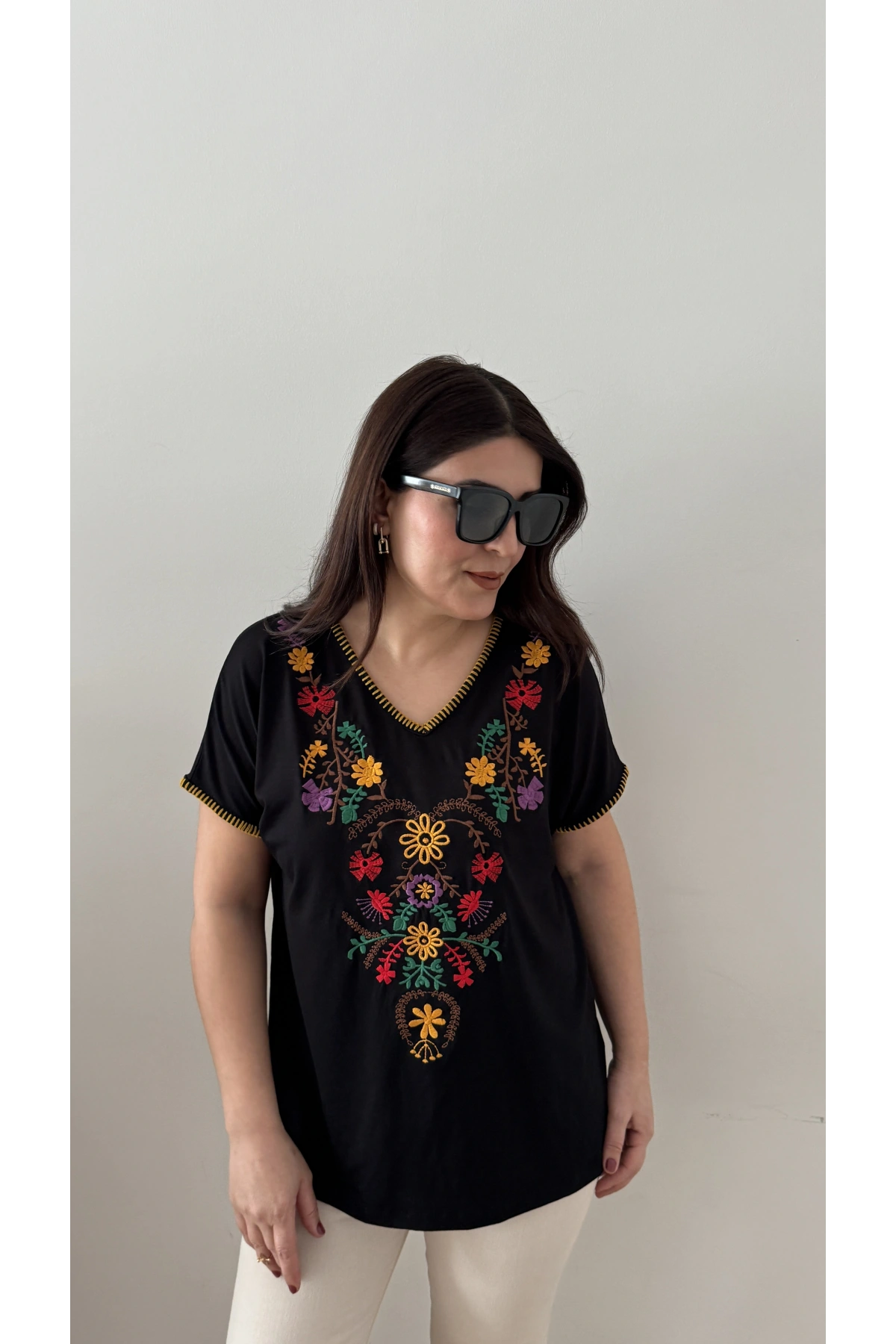 Nakış Detaylı V Yaka Bluz