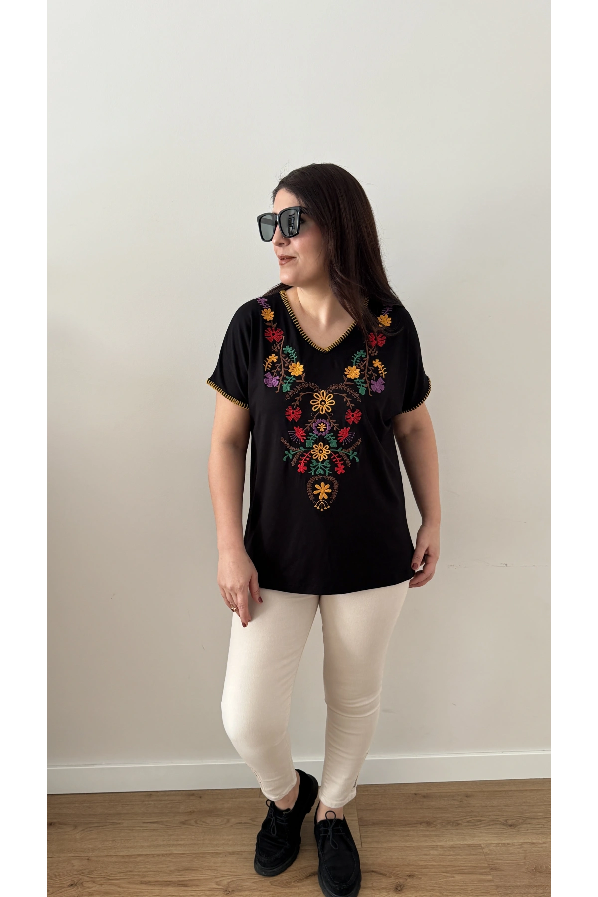 Nakış Detaylı V Yaka Bluz