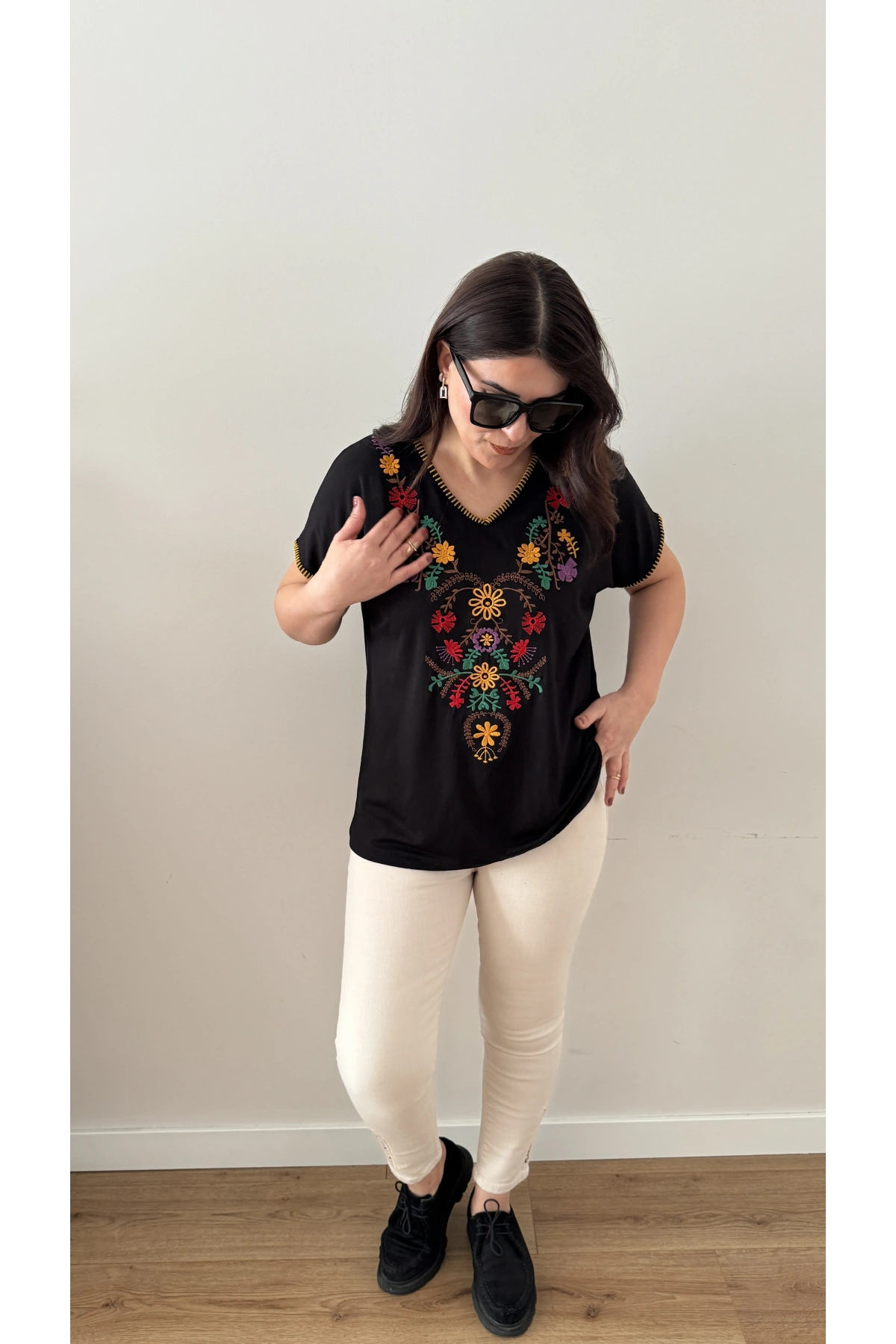 Nakış Detaylı V Yaka Bluz