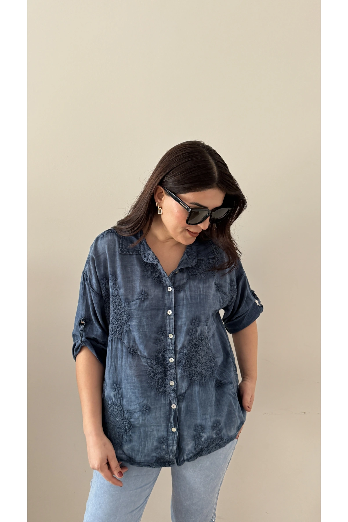 Nakış İşlemeli Yakalı Mavi İthal Gömlek