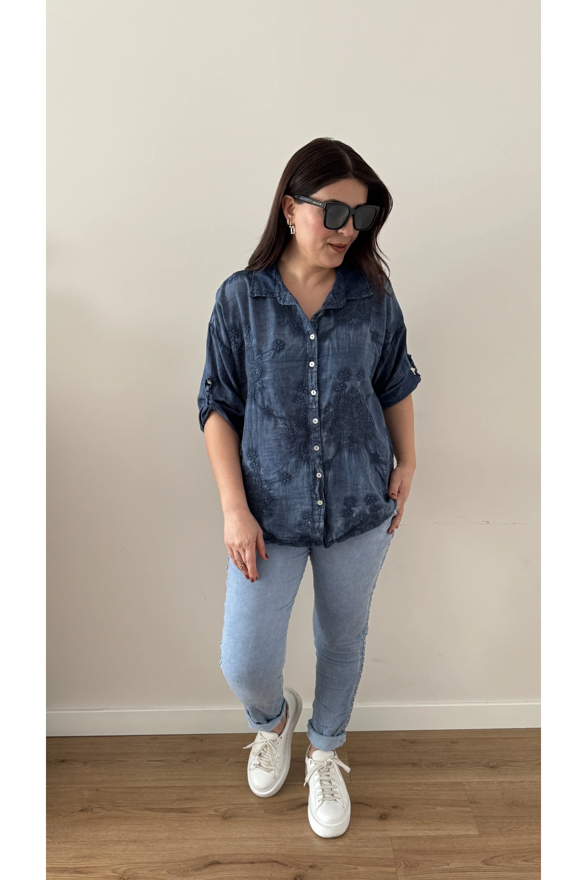 Nakış İşlemeli Yakalı Mavi İthal Gömlek