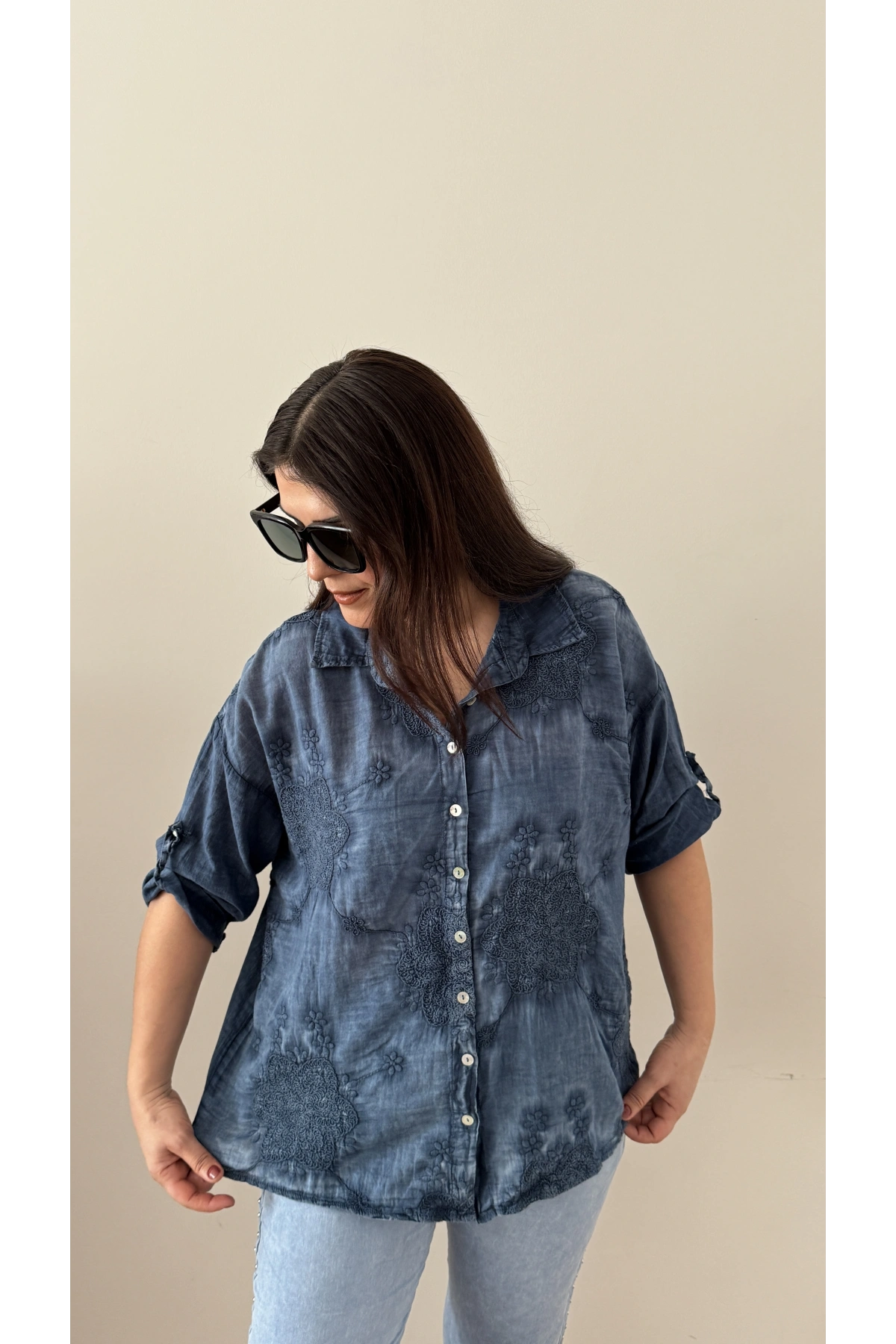 Nakış İşlemeli Yakalı Mavi İthal Gömlek