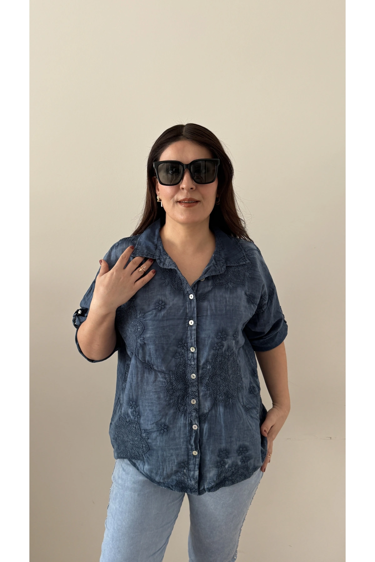 Nakış İşlemeli Yakalı Mavi İthal Gömlek